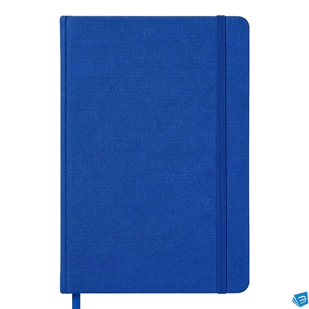 Quaderno con copertina rigida in R-PET. Elastico di chiusura e segnalibro in raso